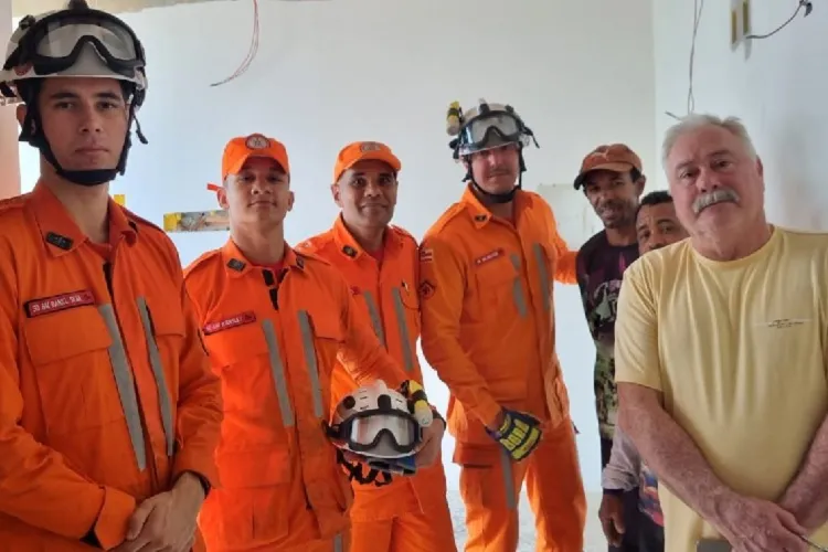 Bombeiros resgatam pessoas presas em elevador em Bom Jesus da Lapa