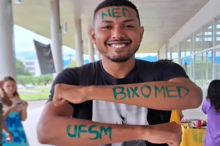 Guanambi: Motoboy de 25 anos pede ajuda para cursar medicina na UFSM