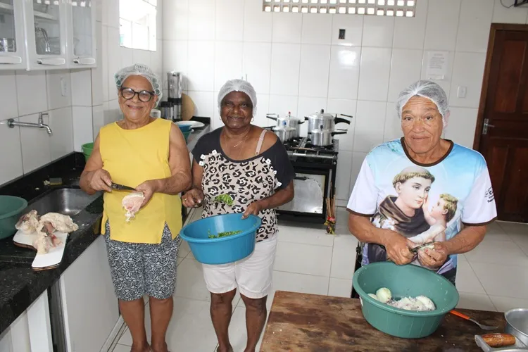 Cozinheiras preparam iguarias para Missa de Santo Antônio em Brumado