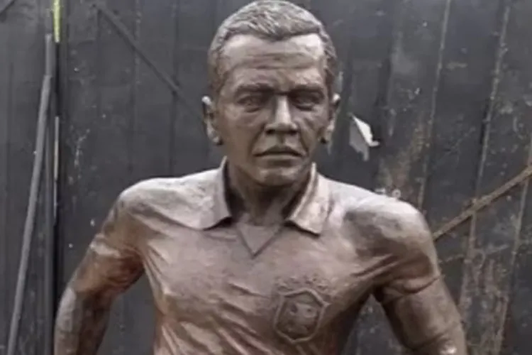 Estátua em homenagem a Daniel Alves é retirada de praça em Juazeiro