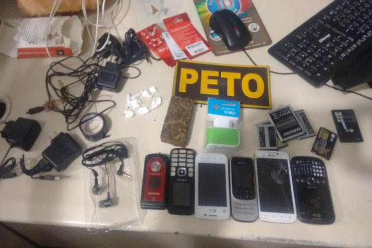 Polícia apreende drogas e celulares que seriam jogados dentro da cadeia de Brumado