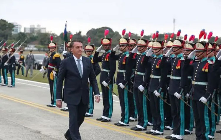 Jair Bolsonaro está magoado com Braga Netto e as Forças Armadas, afirma colunista