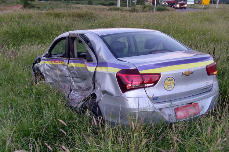 Taxista brumadense se envolve em acidente no trevo do anel viário da BA-262 e BR-030