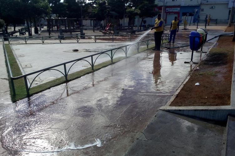 Coronavírus: Terceirizada da prefeitura de Brumado realiza higienização da Praça Heráclito Cardoso