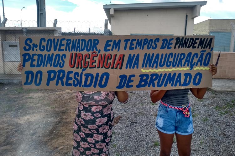 Parentes de detentos realizam manifesto cobrando inauguração e funcionamento do presídio de Brumado