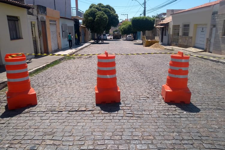 Brumado: Motociclista e irmã grávida por pouco não foram degoladas por arame em cones de sinalização de obras