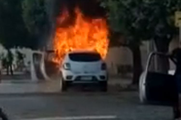 Carro pega fogo no centro da cidade de Livramento de Nossa Senhora