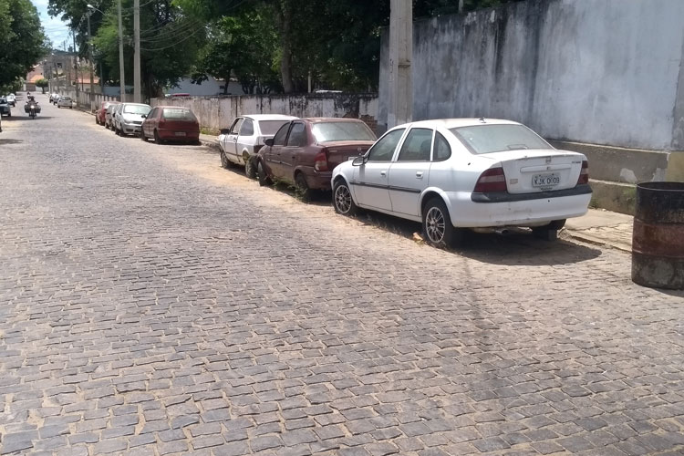 Delegado busca soluções para veículos retidos na delegacia de Brumado