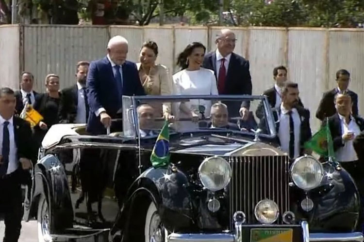 Presidente eleito, Lula desfila em carro aberto em direção ao Congresso Nacional