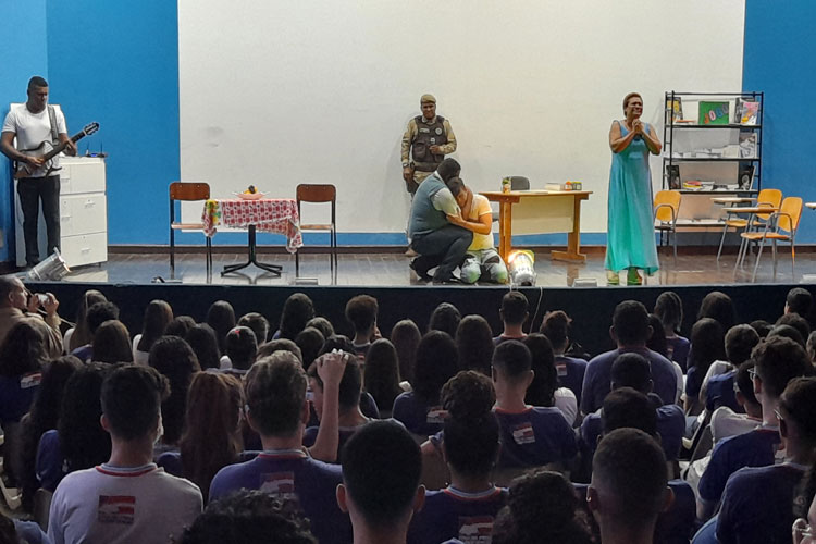 Grupo de teatro da PM apresenta peça em Brumado; texto frisa efeitos nocivos das drogas