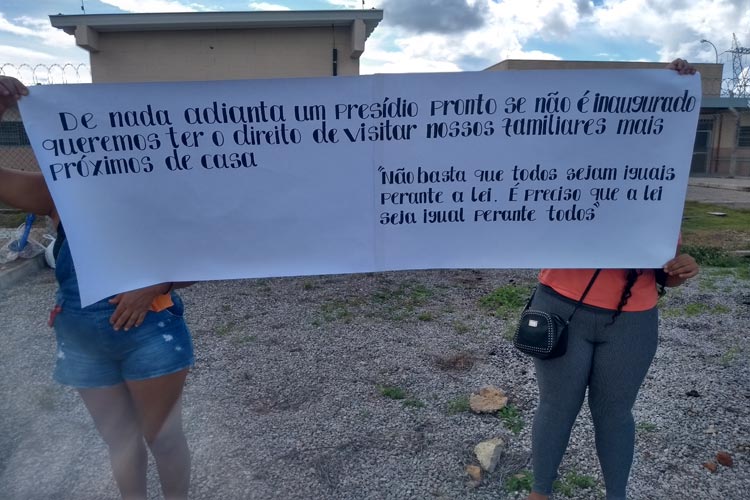 Parentes de detentos realizam manifesto cobrando inauguração e funcionamento do presídio de Brumado