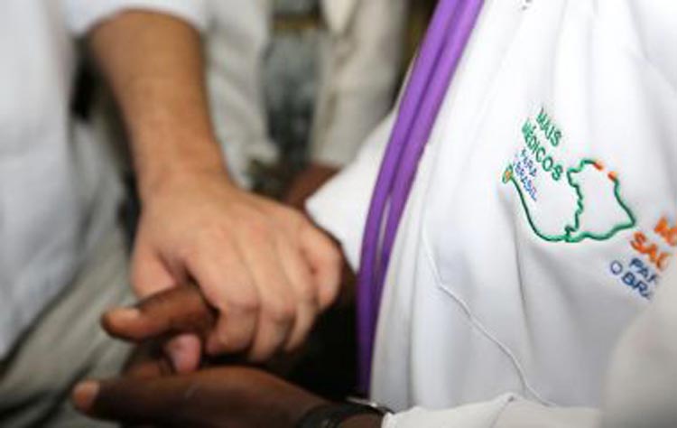 Sem médicos, governo Bolsonaro terá de readmitir profissionais cubanos