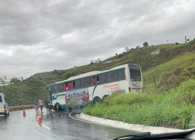 Serra do Marçal: Ônibus bate de frente com carreta em Vitória da Conquista