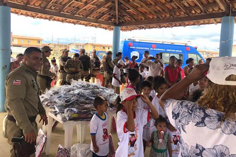 Vitória da Conquista: PMs doam 300 kits de material escolar para crianças em vulnerabilidade social