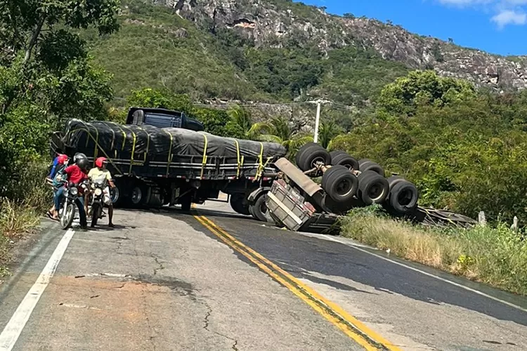 Acidente com carreta carregada de cimento interdita BA-148 entre Rio de Contas