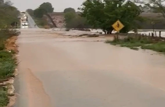 VÍDEO: Chuva torrencial arrasa Macaúbas, invade UPA e deixa famílias desabrigadas