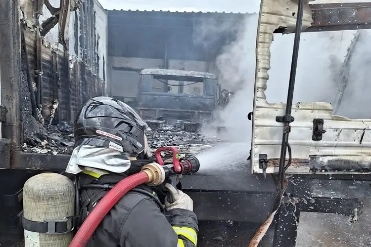 Bombeiros debelam incêndio em garagem com 18 veículos em Vitória da Conquista