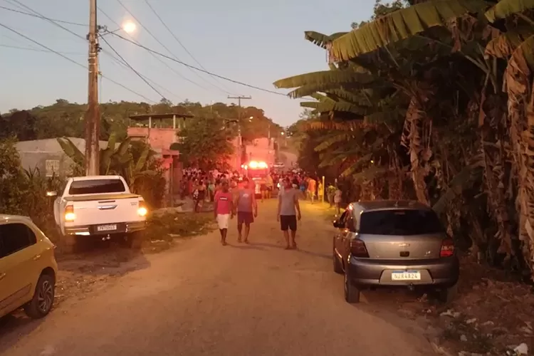 Pai e filho morrem após explosão de caminhão-tanque em Candeias