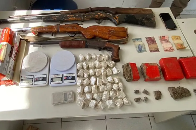 Indivíduo é preso com 4 armas de fogo e quase 3,5 kg de drogas em Bom Jesus da Lapa