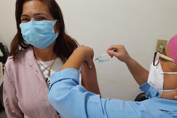 Brumado: Servidores do Hospital Magalhães Neto são vacinados com a Coronavac e a AstraZeneca