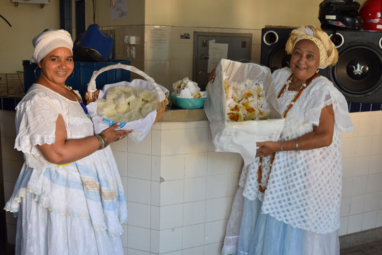 Baiana mantém tradição e serve acarajé para servidores e presos na delegacia de Brumado