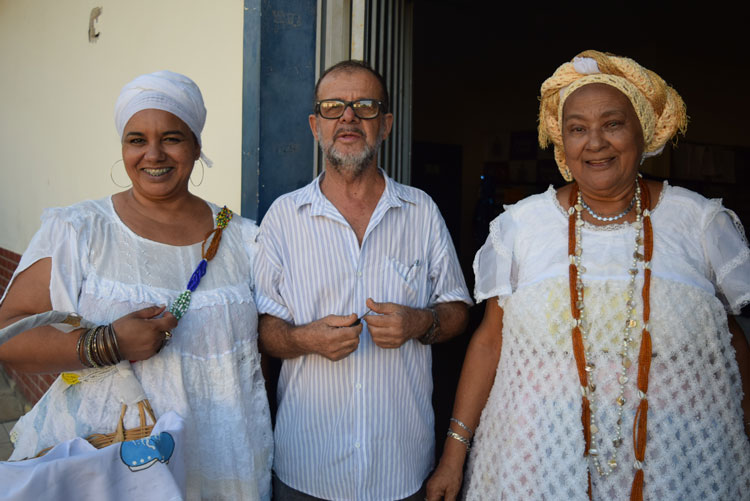 Baiana mantém tradição e serve acarajé para servidores e presos na delegacia de Brumado