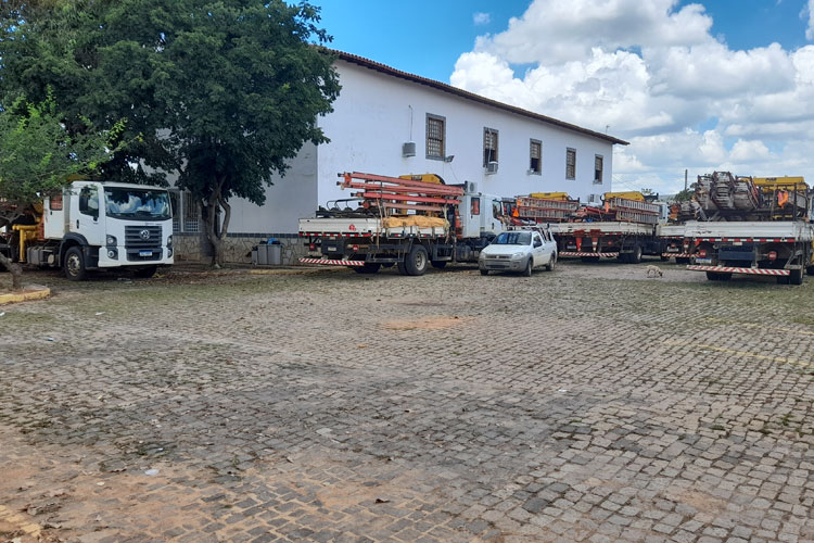 Na calada da noite, Endicon consegue retirar caminhões retidos por operários na base em Brumado