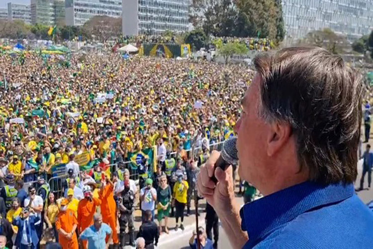 Jair Bolsonaro repete tom e diz que não cumprirá decisões de Alexandre de Moraes