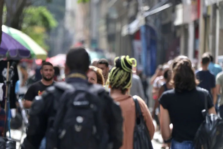 Metade dos brasileiros se sentem inseguros para andar sozinhos à noite