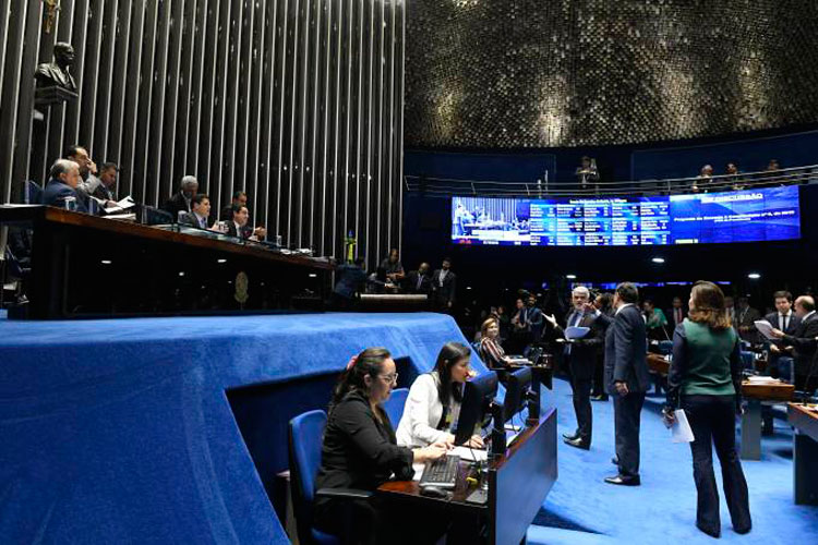 Senado mantém abono e retira R$ 76,4 bilhões da PEC da Previdência
