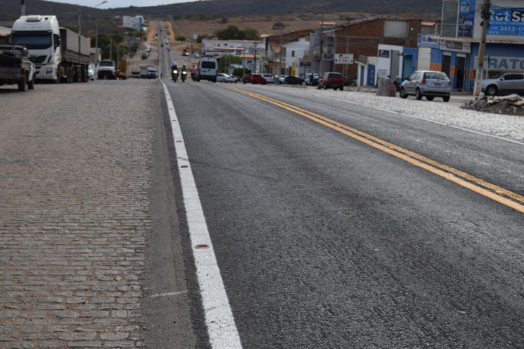 Brumado: Após 04 anos de indicação, trecho da Avenida Centenário recebe segregador de pista
