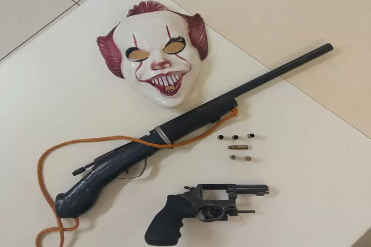 PM apreende armas e máscara de palhaço utilizadas em disparos na cidade de Igaporã