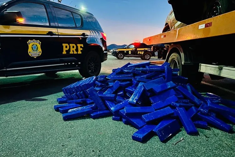 PRF apreende 400 kg de maconha em veículo que empreendeu fuga em Jequié