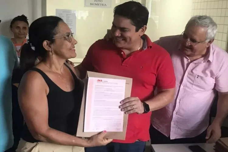 90 famílias do bairro São José recebem titularidade de posse em Brumado