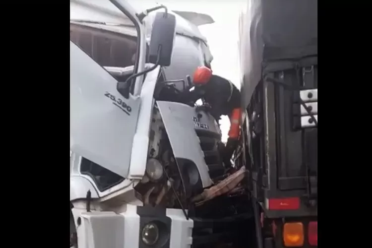 Vitória da Conquista: Motorista fica preso às ferragens após batida entre carretas na BR-116