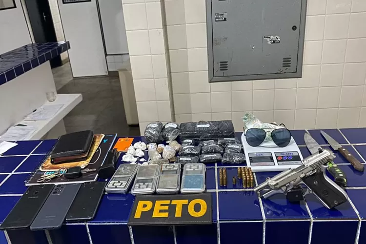 Policia Militar estoura ponto de venda de drogas após troca de tiros em Brumado