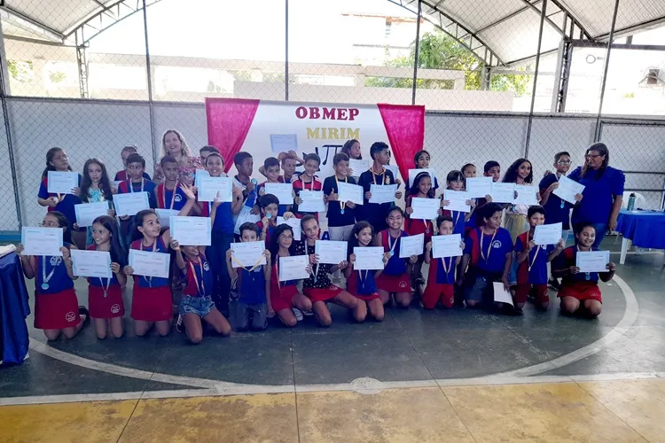 Brumado: Escola Municipal premia mais de 40 alunos na Olimpíada Brasileira de Matemática