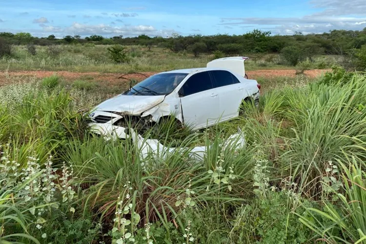 Veículo de Guanambi capota após ser fechado por carreta em Livramento de Nossa Senhora