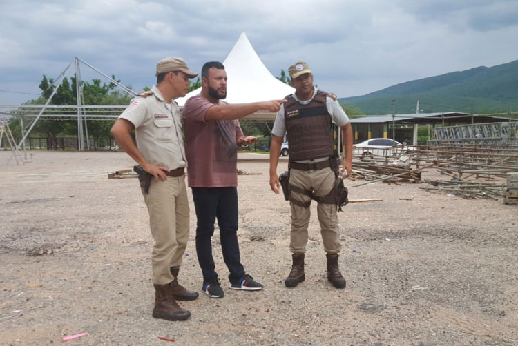 Comandante da 34ª CIPM visita estrutura do Brumado Sunset no Parque de Exposições Gilson Brito