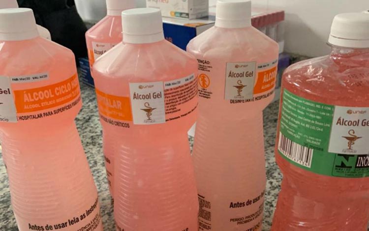 Feira de Santana: Estudantes de Farmácia produzem álcool gel e distribuem de graça