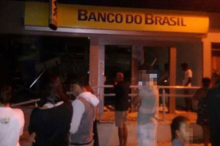 Bandidos explodem agências e fogem atirando na cidade de Tremedal