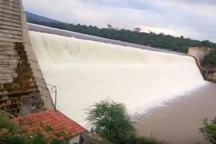 Brumado: Barragem de Cristalândia transborda mais uma vez após chuvas