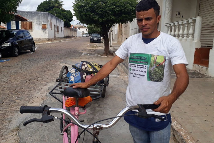 Ciclista jardineiro pede ajuda em Brumado depois de cruzar o Nordeste retornando para Cocos