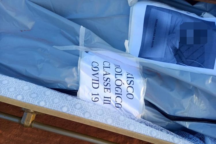 Caixão com corpo que tinha identificação de risco biológico por Covid-19 é achado em estrada no oeste da Bahia