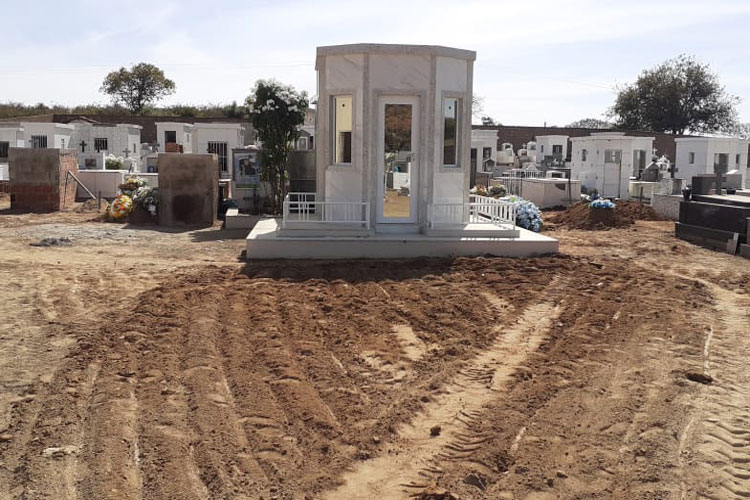 Moradores denunciam corpos removidos no cemitério em frente de túmulo do pai do prefeito de Candiba