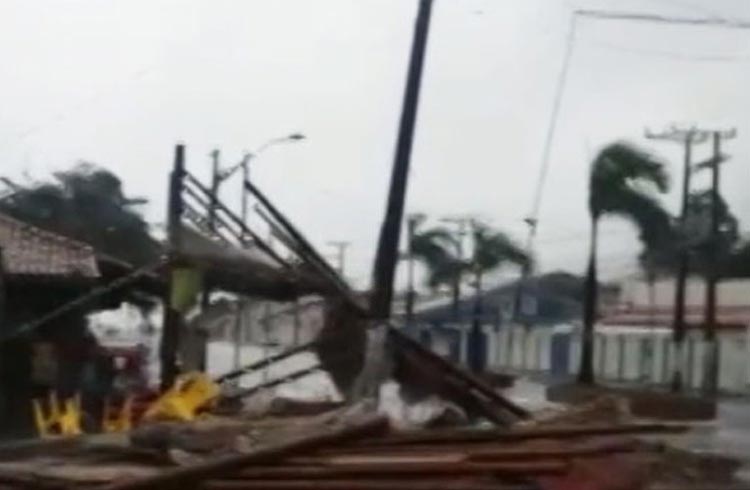 Ventos fortes destelham barracas e quiosques na orla de Porto Seguro