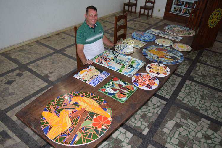 Léo Guenes realiza segunda exposição de arte mosaicos em Brumado