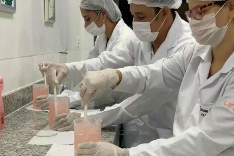 Feira de Santana: Estudantes de Farmácia produzem álcool gel e distribuem de graça