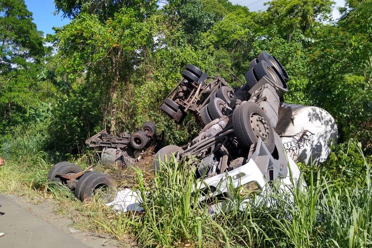 BR-415: Caminhão tomba em rodovia do sul da Bahia e deixa um morto