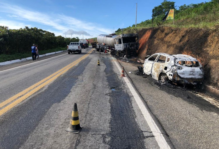Batida entre carreta, caminhão e carro deixa quatro feridos no sul